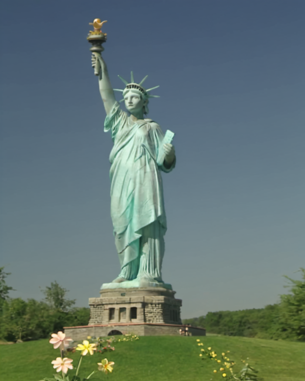 00058-statue of liberty,epic,masterpiece,best quality _lora_teletubbiesxl_0.9_,teletubbiesxl.png